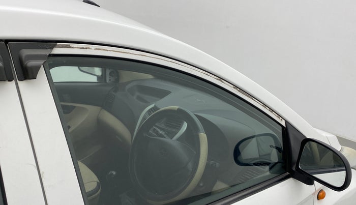 2018 Hyundai Eon ERA +, CNG, Manual, 33,366 km, Driver-side door - Door visor damaged