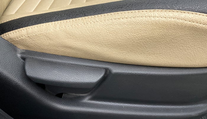 2018 Hyundai Eon ERA +, CNG, Manual, 33,366 km, Driver Side Adjustment Panel