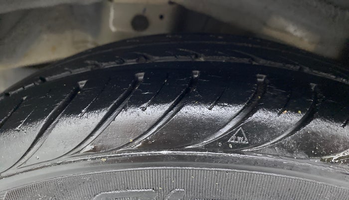 2018 Hyundai Eon ERA +, CNG, Manual, 33,366 km, Left Rear Tyre Tread
