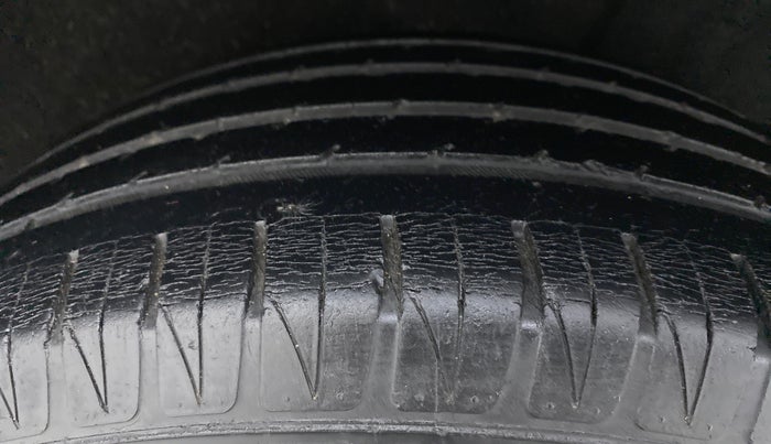 2016 Maruti Vitara Brezza ZDI PLUS DUAL TONE, Diesel, Manual, 77,732 km, Left Rear Tyre Tread