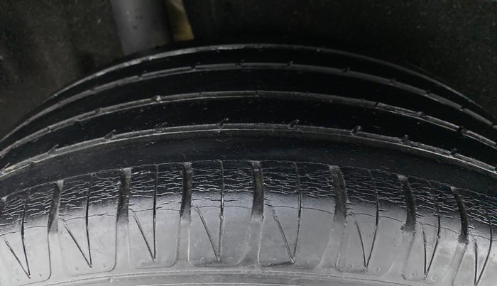 2016 Maruti Vitara Brezza ZDI PLUS DUAL TONE, Diesel, Manual, 77,732 km, Right Rear Tyre Tread