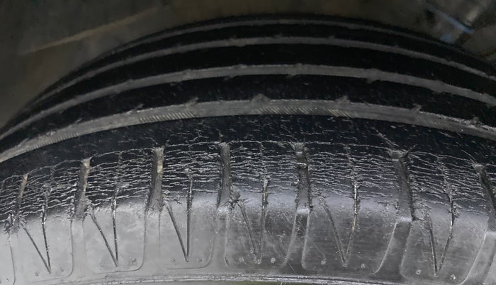 2016 Maruti Vitara Brezza ZDI PLUS DUAL TONE, Diesel, Manual, 77,732 km, Right Front Tyre Tread