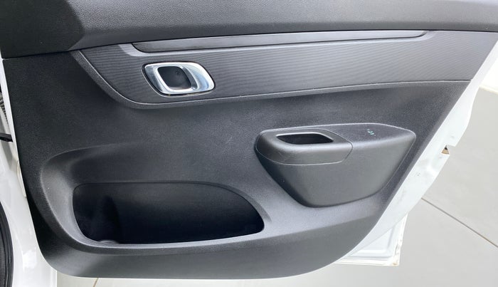 2018 Renault Kwid 1.0 RXT Opt, Petrol, Manual, 20,947 km, Driver Side Door Panels Control