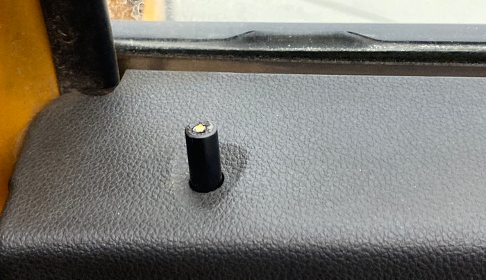 2019 Renault TRIBER 1.0 RXZ, Petrol, Manual, 77,650 km, Lock system - Door lock knob has minor damage