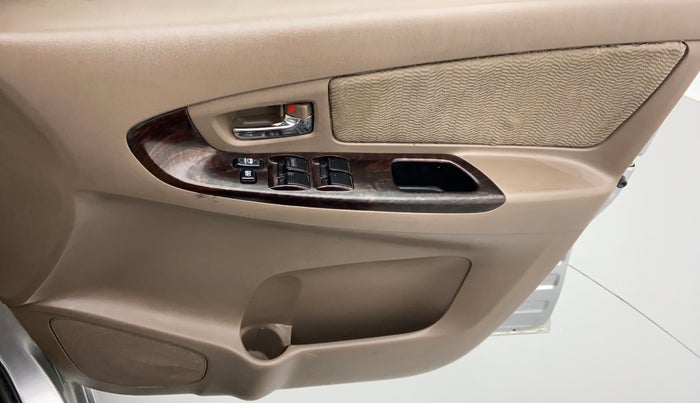 2015 Toyota Innova 2.5 VX 8 STR BS IV, Diesel, Manual, 1,44,861 km, Driver Side Door Panels Control