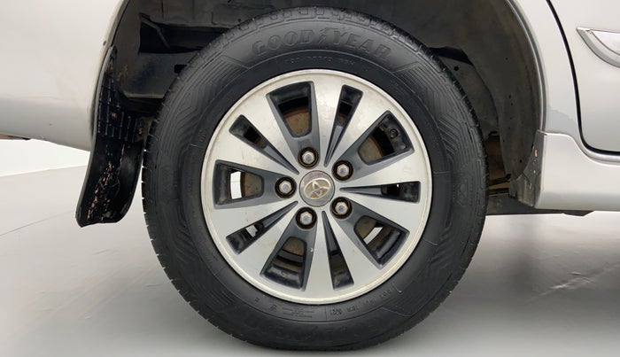 2015 Toyota Innova 2.5 VX 8 STR BS IV, Diesel, Manual, 1,44,861 km, Right Rear Wheel