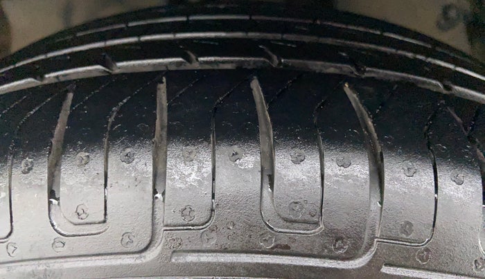 2015 Toyota Innova 2.5 VX 8 STR BS IV, Diesel, Manual, 1,44,861 km, Left Front Tyre Tread