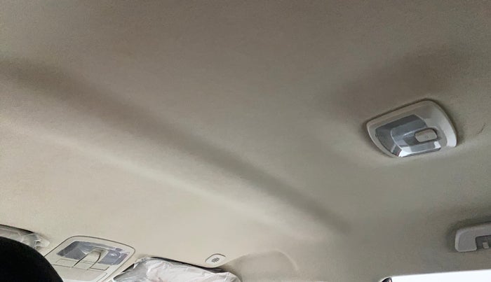 2019 Mahindra XUV300 W8 1.5 DIESEL, Diesel, Manual, 39,024 km, Ceiling - Roof lining is slightly discolored