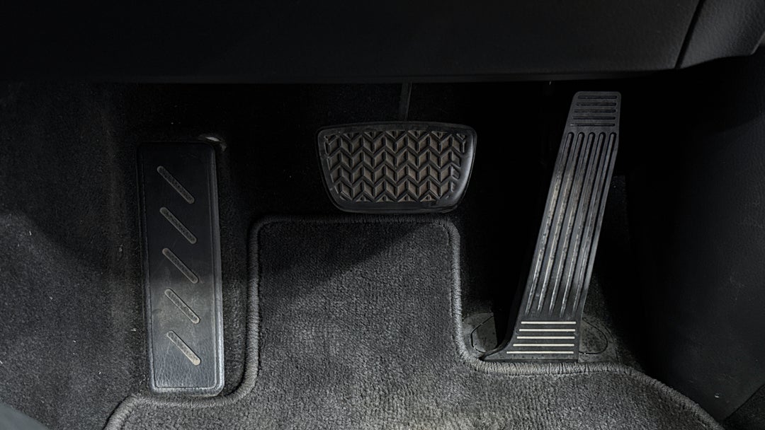 2019 Toyota Camry Ascent, Automatic, 72812 km, Pedals and Footmat