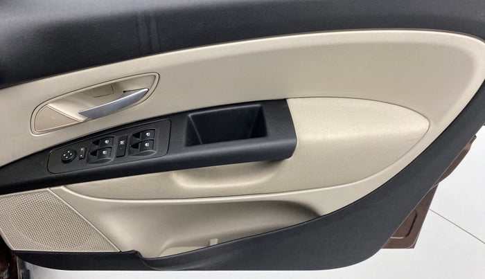 2016 Fiat URBAN CROSS 1.4 T-JET EMOTION, Petrol, Manual, 25,839 km, Driver Side Door Panels Control