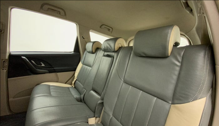 2016 Mahindra XUV500 W6, Diesel, Manual, 69,806 km, Right Side Rear Door Cabin