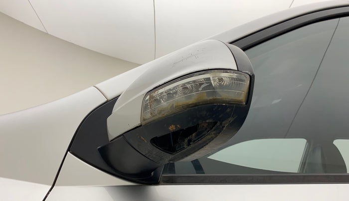 2016 Mahindra XUV500 W6, Diesel, Manual, 69,806 km, Left rear-view mirror - Cover has minor damage