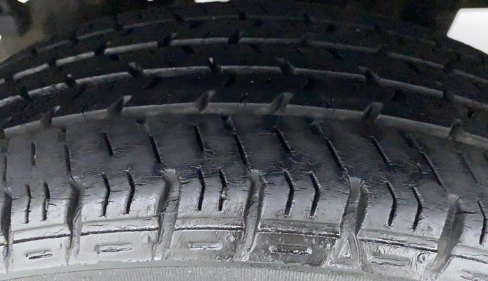 2015 Maruti Alto K10 VXI P, Petrol, Manual, 44,037 km, Right Front Tyre Tread