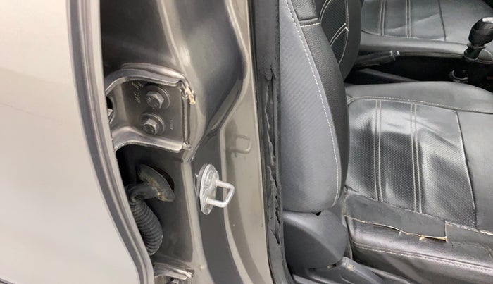2016 Renault Kwid RXT 0.8, Petrol, Manual, 31,531 km, Driver-side door - Beading has minor damage