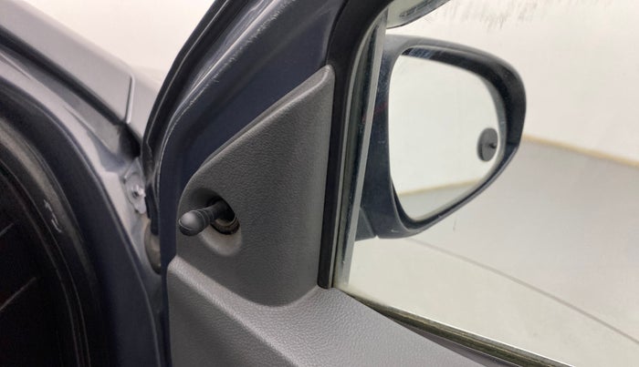 2013 Toyota Etios Liva GD, Diesel, Manual, 1,07,929 km, Right rear-view mirror - ORVM knob broken and not working