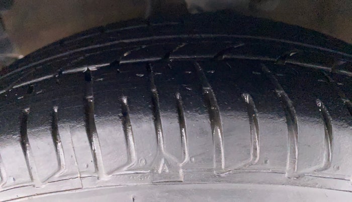 2016 Hyundai i10 SPORTZ 1.1 IRDE2, Petrol, Manual, Left Front Tyre Tread
