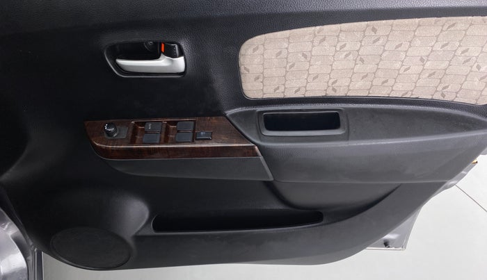2014 Maruti Wagon R 1.0 VXI, Petrol, Manual, 52,728 km, Driver Side Door Panels Control