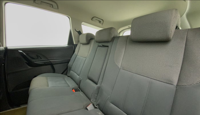 2018 Mahindra XUV500 W5 FWD, Diesel, Manual, 76,723 km, Right Side Rear Door Cabin