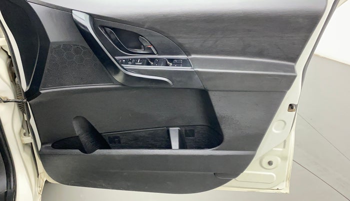 2018 Mahindra XUV500 W5 FWD, Diesel, Manual, 76,723 km, Driver Side Door Panels Control