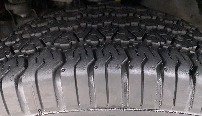 2016 Mahindra TUV300 T8, Diesel, Manual, 51,412 km, Left Front Tyre Tread