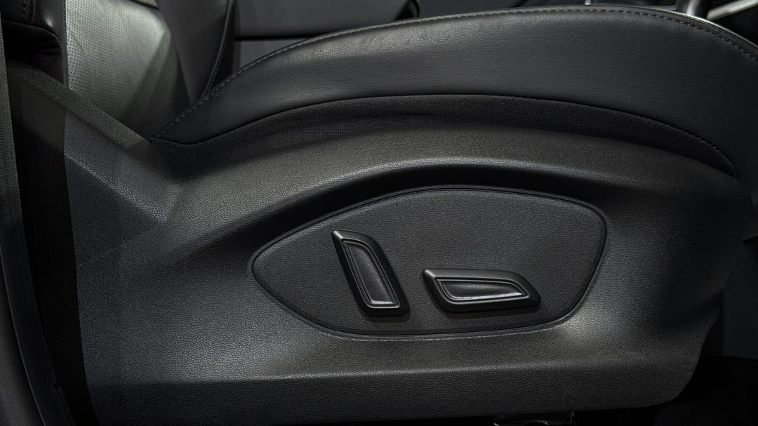 2025 MG ZS Essence, Automatic, 5277 km, Drivers Side Adjustment Panel