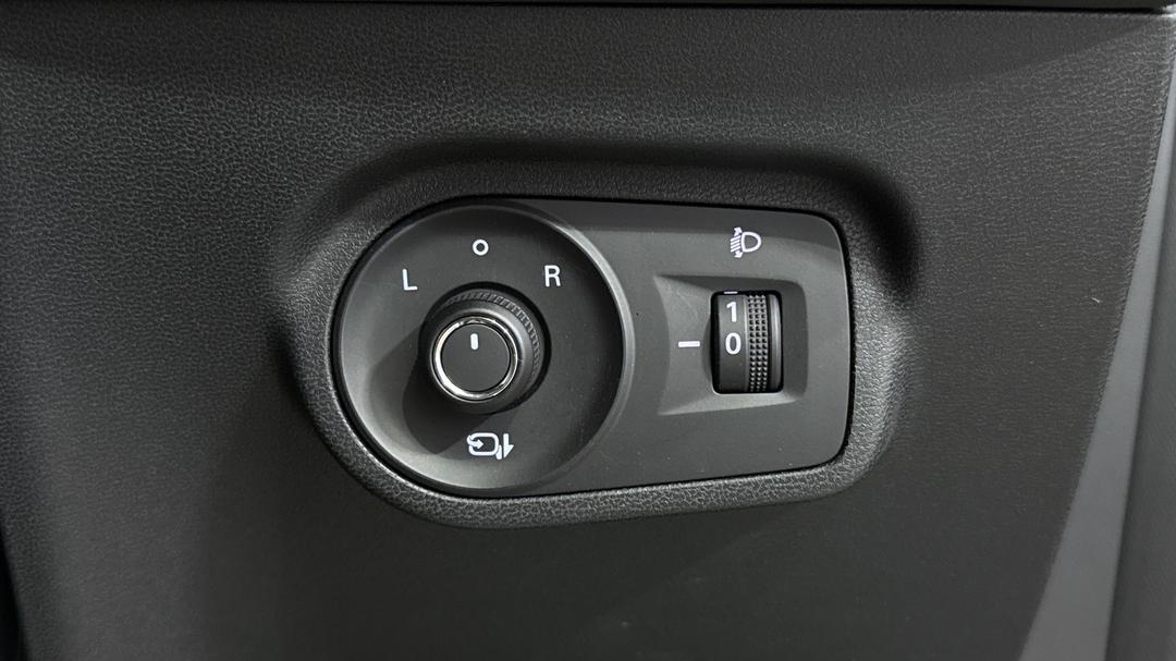 2025 MG ZS Essence, Automatic, 5277 km, Utility Switches/Buttons