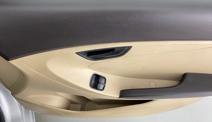 2015 Hyundai Eon MAGNA PLUS, Petrol, Manual, 34,371 km, Driver Side Door Panels Control