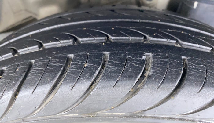 2015 Hyundai Eon MAGNA PLUS, Petrol, Manual, 34,371 km, Left Rear Tyre Tread