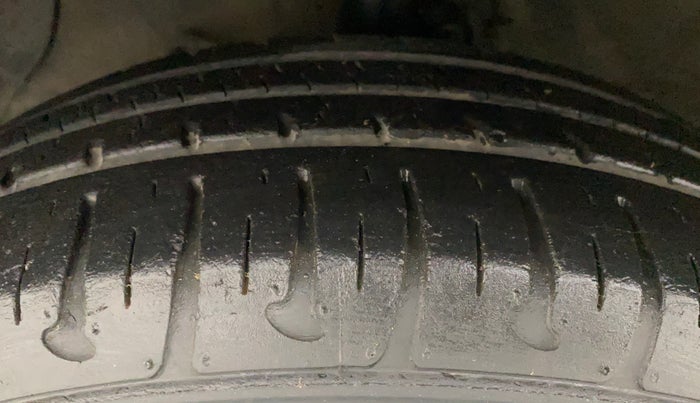 2018 Hyundai Grand i10 ASTA 1.2 KAPPA VTVT, Petrol, Manual, 1,17,582 km, Left Front Tyre Tread
