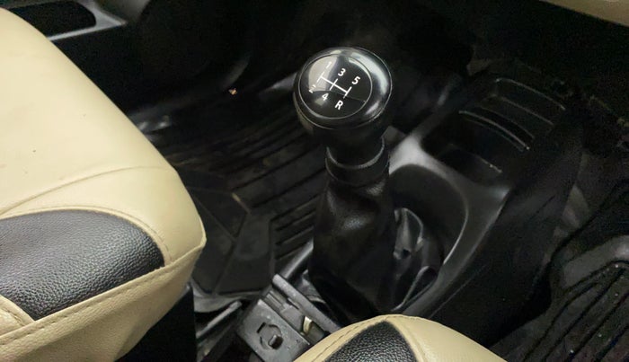 2018 Maruti Wagon R 1.0 LXI CNG, CNG, Manual, 60,667 km, Gear lever - Knob cover torn