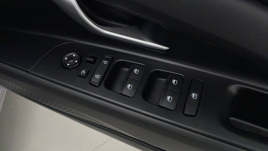 2024 Hyundai i30 Elite, Automatic, 2353 km, Drivers Side Door Panel Controls