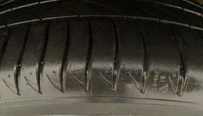 2019 Mahindra XUV 3OO W8 1.5 DIESEL, Diesel, Manual, 80,316 km, Left Rear Tyre Tread