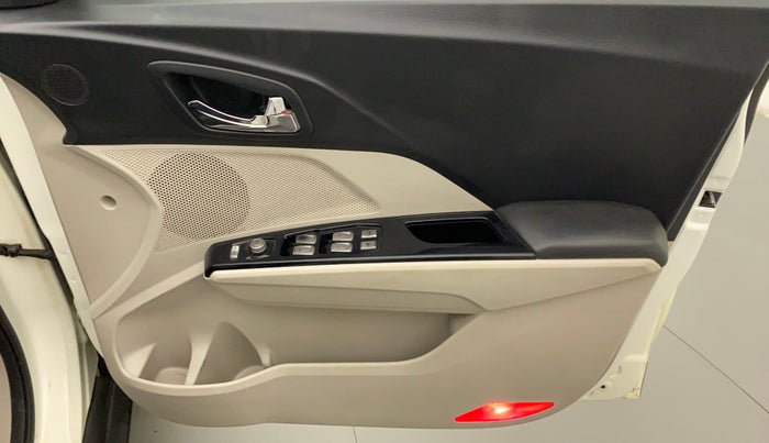 2019 Mahindra XUV 3OO W8 1.5 DIESEL, Diesel, Manual, 80,316 km, Driver Side Door Panels Control