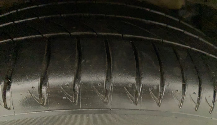 2019 Mahindra XUV 3OO W8 1.5 DIESEL, Diesel, Manual, 80,316 km, Left Front Tyre Tread