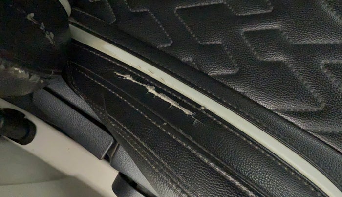 2019 Mahindra XUV 3OO W8 1.5 DIESEL, Diesel, Manual, 80,316 km, Driver seat - Cover slightly torn