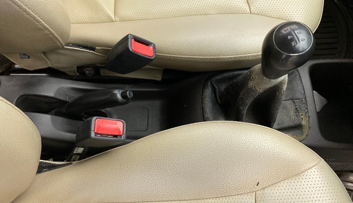 2017 Hyundai Eon D-LITE+, Petrol, Manual, 87,396 km, Gear lever - Boot cover slightly torn