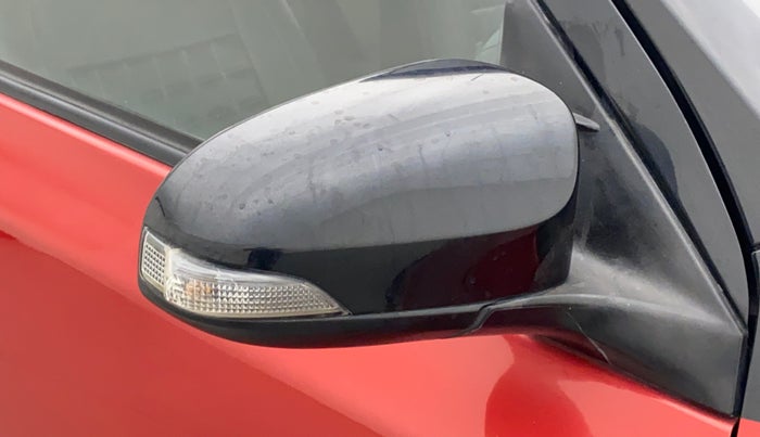 2016 Toyota Etios Liva V DUAL TONE, Petrol, Manual, 76,208 km, Right rear-view mirror - Indicator light has minor damage