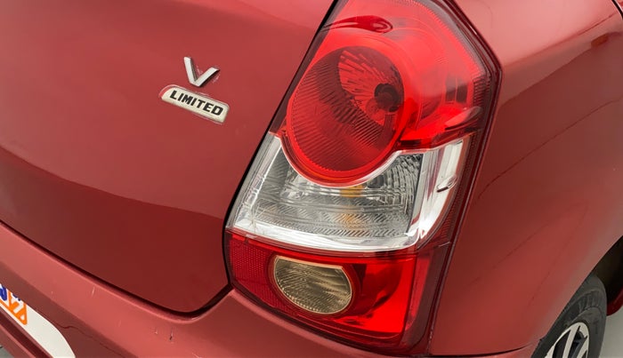 2016 Toyota Etios Liva V DUAL TONE, Petrol, Manual, 76,208 km, Right tail light - Minor damage