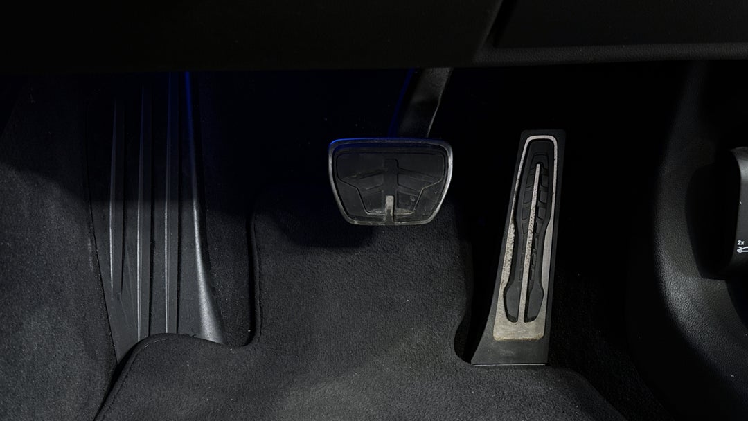 2021 BMW 3 30i M Sport, Automatic, 58055 km, Pedals and Footmat