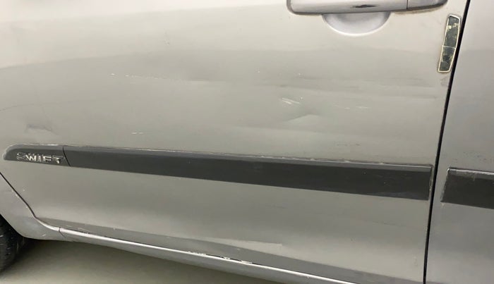 2017 Maruti Swift LXI (O), Petrol, Manual, 60,531 km, Front passenger door - Minor scratches
