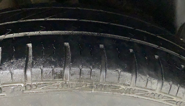 2017 Maruti Swift LXI (O), Petrol, Manual, 60,408 km, Right Rear Tyre Tread