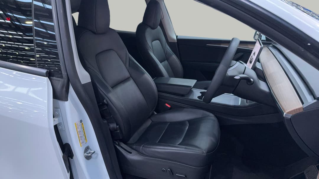 2022 Tesla Model Y Rear-wheel Drive, Automatic, 51414 km, Right Side Front Door Cabin View