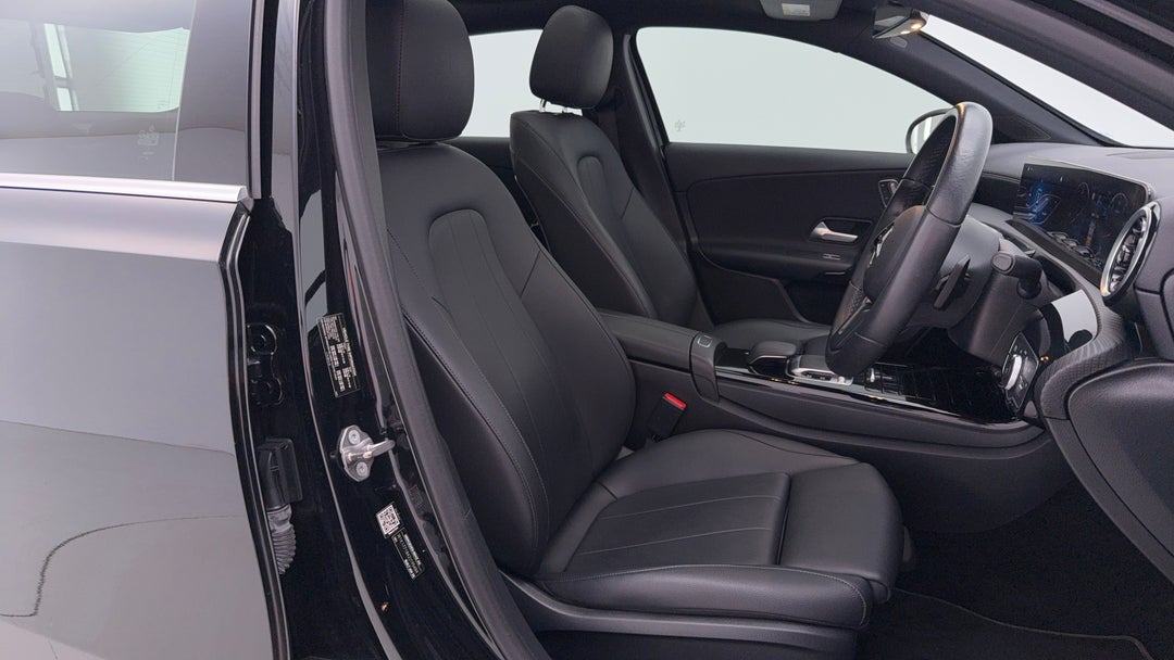 2020 Mercedes-benz A180 A180, Automatic, 33510 km, Right Side Front Door Cabin View