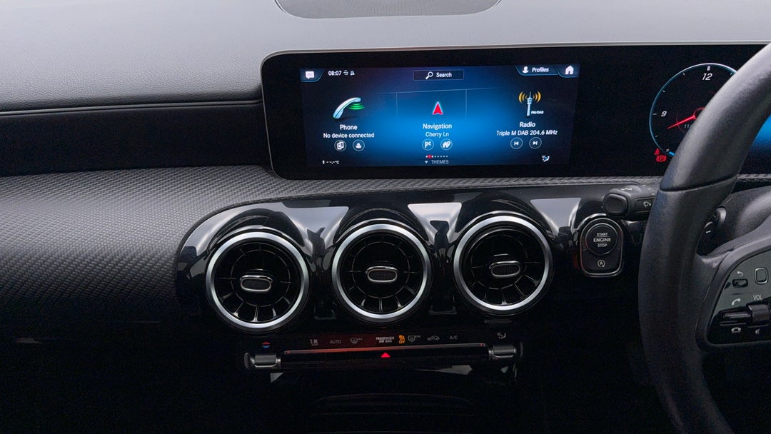 2020 Mercedes-benz A180 A180, Automatic, 33510 km, Center Console