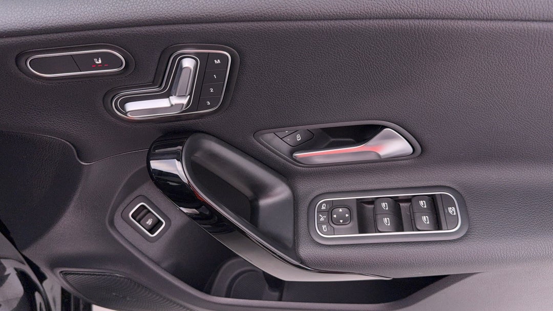 2020 Mercedes-benz A180 A180, Automatic, 33510 km, Drivers Side Door Panel Controls