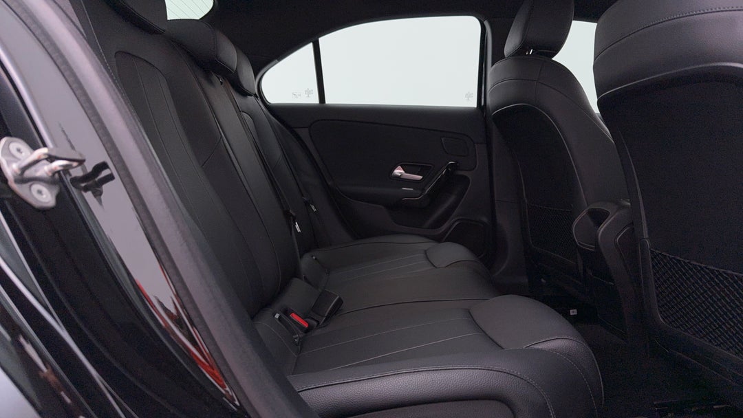 2020 Mercedes-benz A180 A180, Automatic, 33510 km, Right Side Rear Door Cabin View