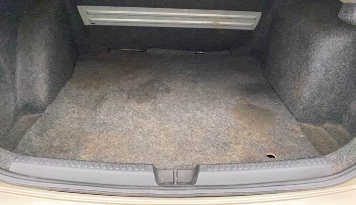 2016 Volkswagen Vento HIGHLINE 1.5 AT, Diesel, Automatic, 1,12,340 km, Boot Inside