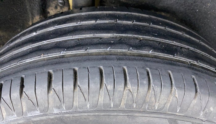 2017 Maruti Vitara Brezza ZDI PLUS DUAL TONE, Diesel, Manual, 69,527 km, Right Rear Tyre Tread