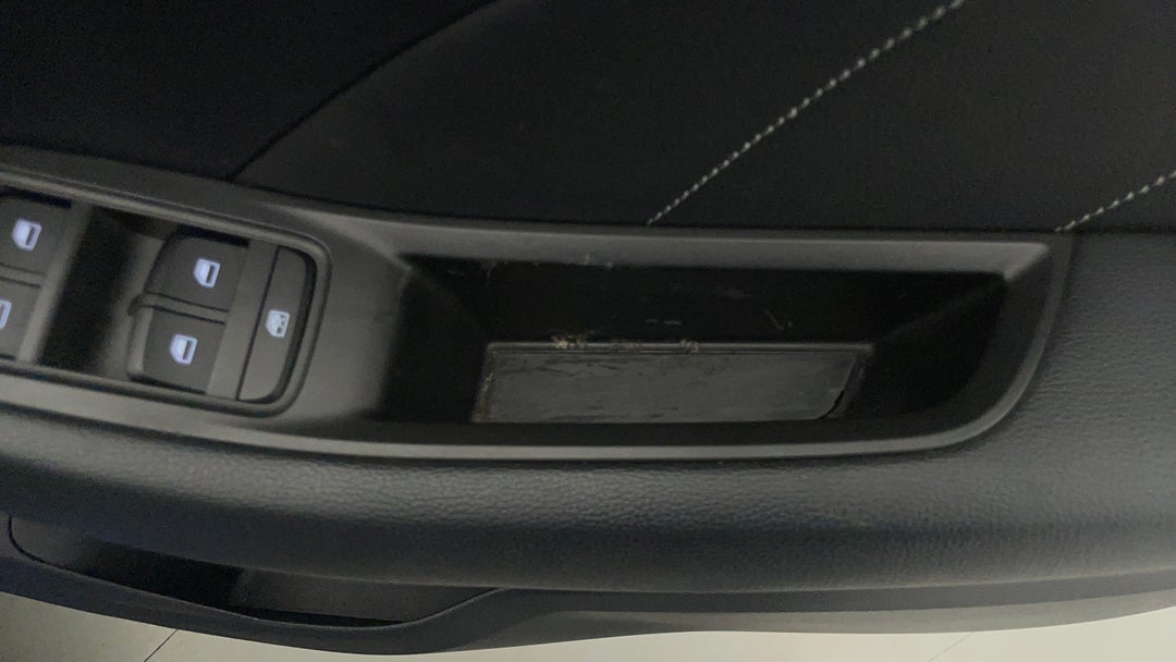 2020 MG ZS Essence, Automatic, 45350 km, Door Interior Front RHS Stain