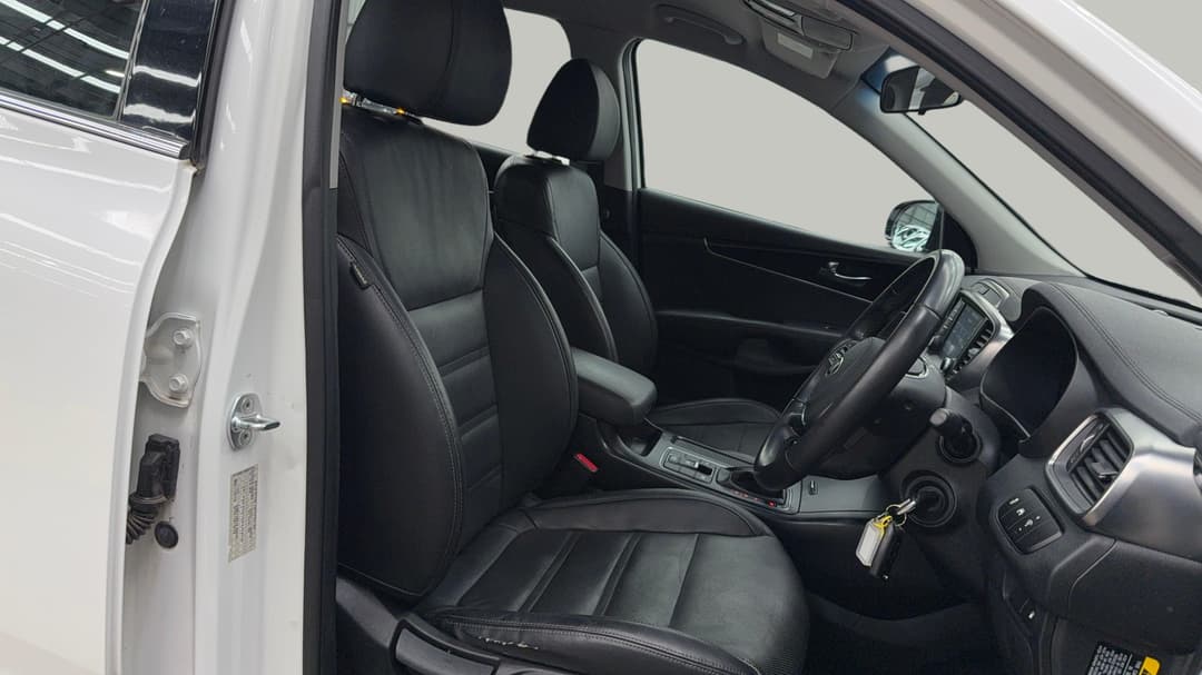 2019 Kia Sorento Sport (4x2), Automatic, 96072 km, Right Side Front Door Cabin View